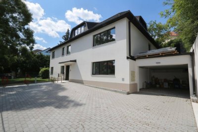 ERSTBEZUG NACH SANIERUNG - MODERNE VILLENETAGE im Dachgeschoss mit 3-Zimmern und Autoabstellplatz in bester Wohnlage