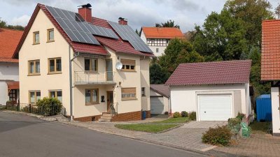 Gepflegtes Einfamilienhaus mit 6,5 Zimmern, 3 Garagen, Garten und Nebengebäude in Nentershausen-Süß