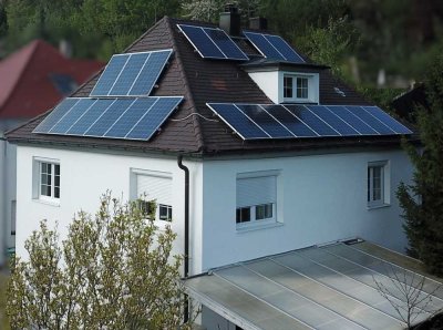 Innovatives Wohnhaus mit Energieüberschuss und Ausbaupotenzial