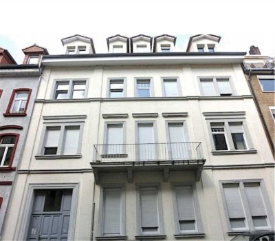Stilvoll sanierte Altbauwohnung mit Balkon in den Quadraten.