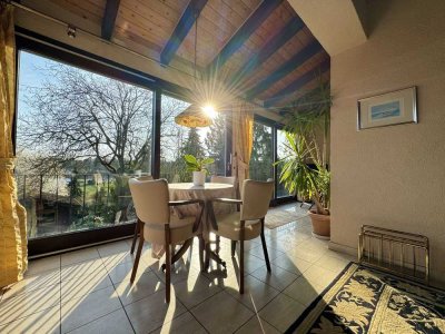 Stilvolle Doppelhaushälfte mit Wellnessgarten, Kamin & Panoramablick