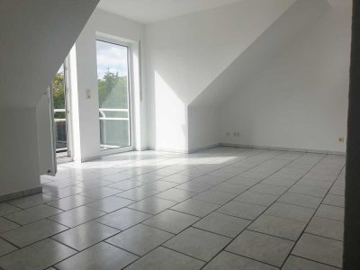 Helle DG-Wohnung mit Balkon, neuer EBK & Stellplatz