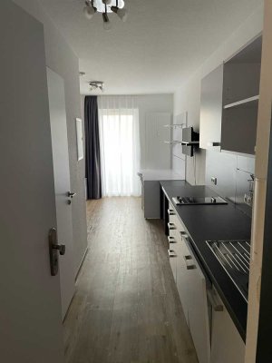 Moderne, möblierte Einzimmer-Wohnung mit Balkon und EBK