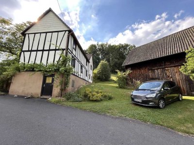 Nähe Birken-Honigsessen, Fachwerkhaus mit Scheune in ruhiger Tallage