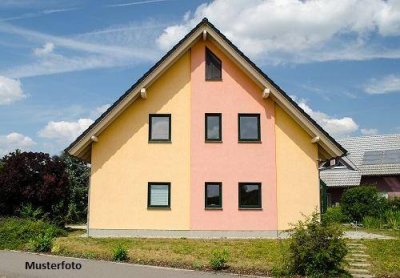 Vielseitig nutzbares Zweifamilienhaus mit großzügigem Raumangebot, Balkon und Terrasse