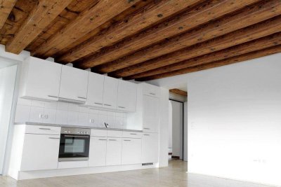 keine Provision: 2 Zimmer im Dachgeschoß mit historischem Charme