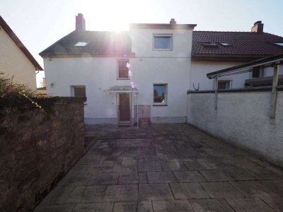 GEPFLEGTE DOPPELHAUSHÄLFTE MIT GARAGE UND GARTEN