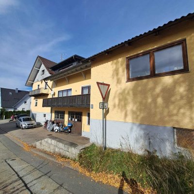 Zwei Häuser mit einer Gewerbeeinheit, Doppelgarage und Büro