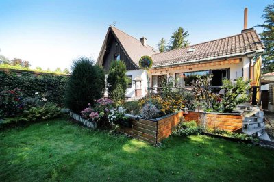 URIGES EINFAMILIENHÄUSCHEN MIT AUSBAUPOTENTIAL UND WUNDERSCHÖNEM
 EINGEWACHSENEN GARTEN