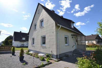 Ein- bis Zweifamilienhaus mit Doppelgarage und Carport!