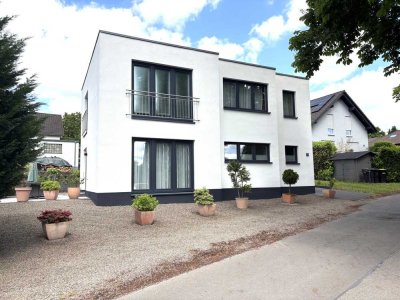 Schönes, freistehendes Einfamilienhaus mit Garage in toller zentraler Lage!