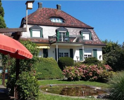 Exklusive 4-Zimmer-Hochparterre-Wohnung mit Seesicht, geh. Innenausstattung, Terrasse und EBK