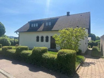3,5-Zimmer Dachgeschosswohnung mit Garage, Gartenanteil und tollem Freisitz!