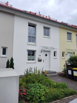 Erstbezug nach Sanierung: Schönes 5-Zimmer-Mittelhaus mit EBK in Frankfurt am Main Nieder-Erlenbach