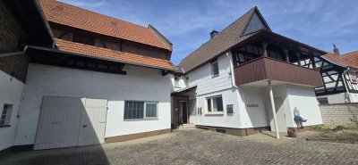 Nidderau: Hofreite im  alten Ortskern, großer Innenhof, Doppelgarage, Ausbauscheunen etc..