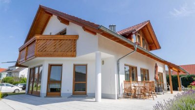 Haushälfte eines sehr gepflegten 2-Familienhauses mit schönem Garten und Garage in ruhiger Dorflage