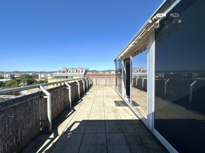 Dachgeschoß ohne Schrägen: Singlehit mit großer Terrasse und Traumblick, Wintergarten und Abstellraum | U6 Dresdner Straße