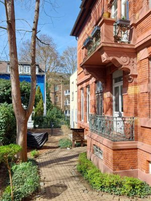 Stilvolles Wohnen in der 6-Parteien-Villa: Saniertes Altbau-Juwel mit Balkon & Parkplatz am Nerotal