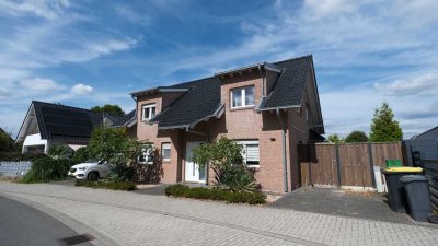 Sehr gepflegtes Einfamilienhaus mit Garage, vier Schlafräumen und einem sehr gepflegten Garten