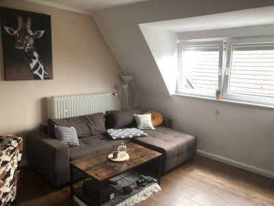 Kleine Dachwohnung mit großen Bad an alleinstehende ruhige Dame zu vermieten