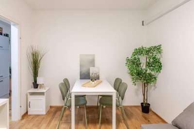 Einziehen &amp; wohlfühlen: Voll möblierte 2-Zimmer-Wohnung mit Balkon, Klima &amp; Garage