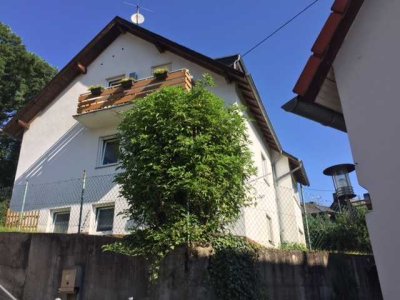 Gepflegte, helle DG-Wohnung in ruhiger Aussichtslage!