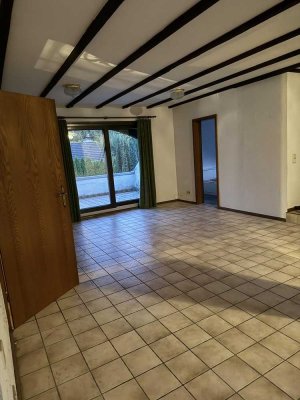 Lichtdurchflutete Wohnung in Zweifamilienhaus mit großem Balkon in Krefelder Bestlage zu vermieten