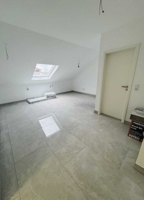 Erstbezug: 2-Zimmer-Dachgeschosswohnung mit luxuriöser Innenausstattung in Karben