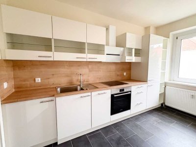 Frisch modernisiert! - 2-Raum-Wohnung mit Einbauküche und PKW-Stellplatz!
