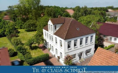 Altehrwürdige Apothekervilla im historischen Ortskern von Neustadtgödens nahe der Nordsee