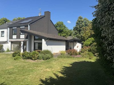 Gartenoase in Hösel: Modernes, offenes Wohnen mit weitläufigem Garten in ruhiger Lage