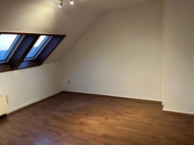 Helle Dachgeschoss-1-Zimmer-Wohnung