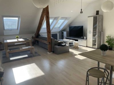 Helle und schön geschnittene 4-Zimmer-Dachgeschosswohnung mit Einbauküche in Neustadt