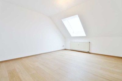 Schöne, helle und gepflegte 1-Zi.-DG-Wohnung, separate Küche, Kellerabteil,  priv. Kfz-Außenstellpl.