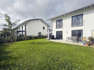 Moderne, energieeffiziente  Doppelhaushälfte mit großem Garten in Poing!
