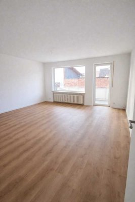 Erstbezug nach Kernsanierung: 4-Zimmer-Wohnung mit Balkon & Aufzug - perfekte Lage - auch für WG