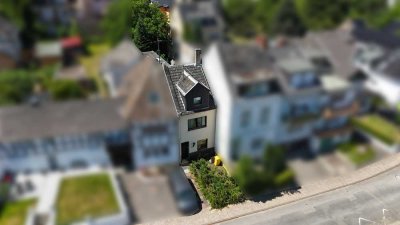 Renovierungsbedürftiges Reihenmittelhaus mit Potenzial in Rolandswerth zu verkaufen