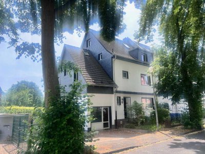Familie aufgepasst: Attraktive Doppelhaushälfte mit großzügiger Wohnfläche & Entwicklungspotenzial