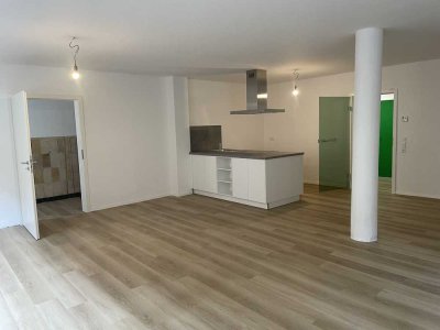Modernisierte, 2,5-Zimmer Hochparterre-Wohnung in West-Toplage, EBK