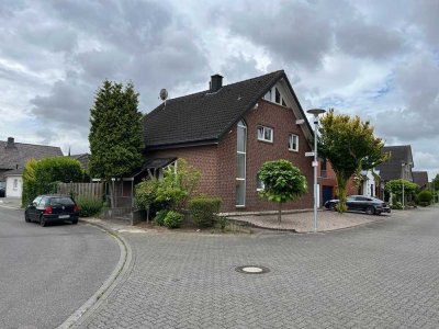 Gepflegtes Haus mit fünf Zimmern und Einbauküche in Erkelenz-Hetzerath