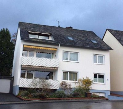 Attraktive 3 ZKB--Dachgeschosswohnung mit Balkon und Gartenanteil zu vermieten!