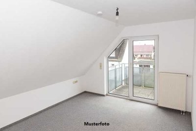 Wohnung nebst Dachraum und 3 Garagen