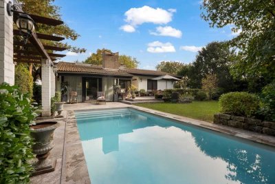 Wohnen mit direktem Waldzugang: Freistehender Bungalow mit Pool und großzügigem Grundriss