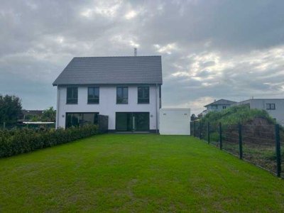 Neuses Jahr in neuen Traumhaus?  Moderne Doppelhaushälfte mit großzügigem Garten