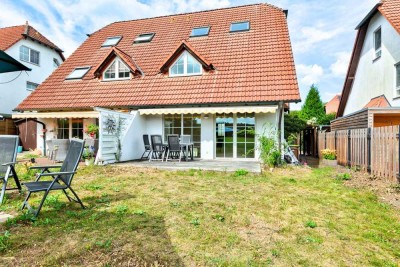 Mit Vollkeller, Sauna, zwei Bädern: Doppelhaushälfte mit Weitblick ins Grüne