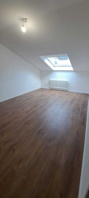 Renovierte 1-ZKB Dachgeschosswohnung – Perfekt für Studenten!