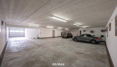 Wer hat schon eine Garage für 5-6 PKW s in seiner Villa?
