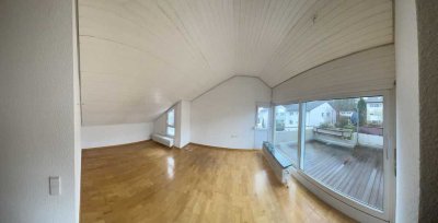 Exklusive, gepflegte 2-Raum-DG-Wohnung mit Balkon und EBK in Esslingen am Neckar