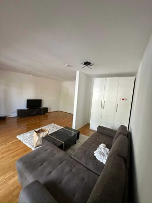 Schöne 1,5-Zimmer-Wohnung mit Balkon und Einbauküche in München