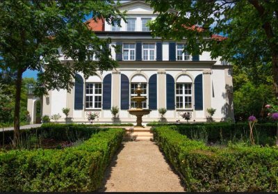 Jugendstil-Villa mit Kutscherhaus, Bauland & etabliertem Fewo-Business